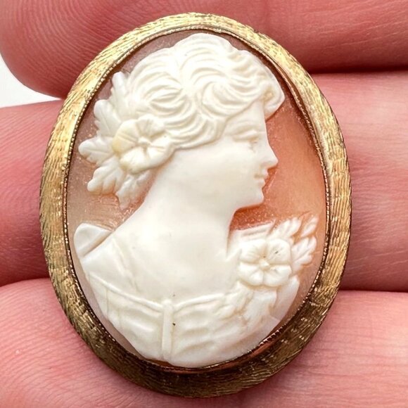 Antique Womans Brooch Pin Pendant 10K Yellow Gold Shell Cameo Flowers in Hair - Picture 1 of 5